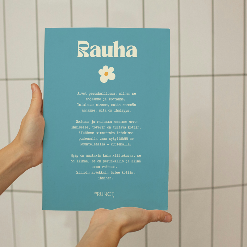 kuvassa runo nimeltään rauha. Arvot peruskalliossa, siihen me nojaamme ja luotamme. Toisinaan otamme, mutta enemmän annamme, sitä on ihmisyys. Sodassa ja rauhassa annamme arvon ihmiselle, toverin on tultava kotiin. Älkäämme sammuttako intohimoa puskemalla vaan sytyttäkää se kuuntelemalla - kuulemalla. Hymy on muutakin kuin kiiltokuvaa, se on liimaa, se on peruskallio ja siinä asuu rakkaus. Silloin arvokkain tulee kotiin, ihminen.